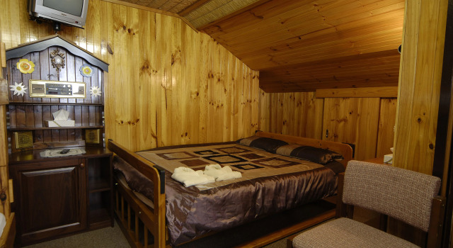 Кровать в общем номере Karelia Alpine Lodge