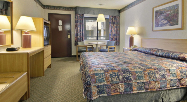 Двухместный номер Standard Travelodge by Wyndham Commerce Los Angeles Area
