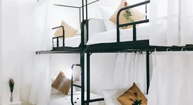 Кровать в общем номере Sunshine Hostel 3 Hue