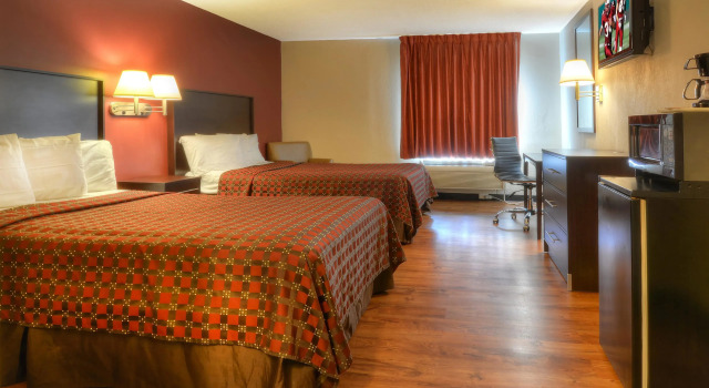 Четырёхместный номер Deluxe Red Roof Inn Charlotte - University