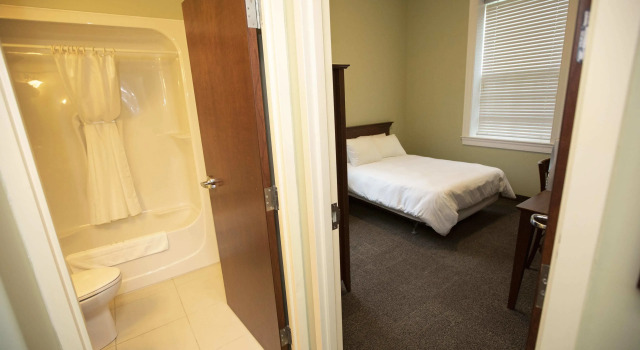 Четырёхместный люкс StFX University Summer Hotel