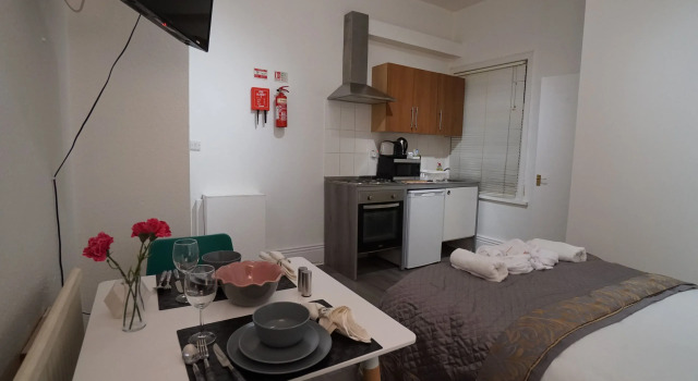 Студия London Queen Park Apartments