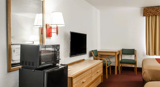 Четырёхместный номер Standard Econo Lodge Truman Inn