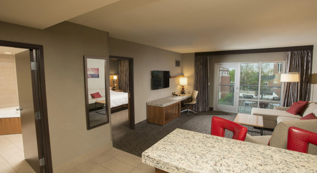 Люкс с балконом The Broadway Columbia - a DoubleTree by Hilton Hotel