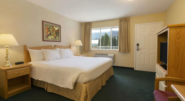 Двухместный номер Standard с видом на горы Days Inn by Wyndham Penticton Conference Centre