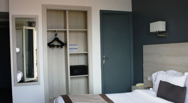 Четырёхместный номер Standard с видом на море Le Regina Hôtel et restaurant Canet-plage