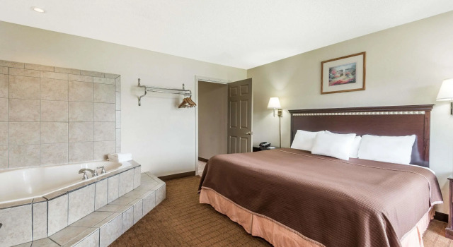Doppel Suite Howard Johnson by Wyndham Springfield