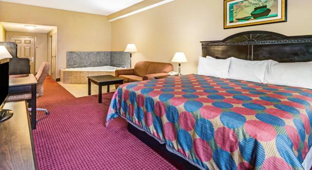 Четырёхместный люкс Days Inn & Suites by Wyndham Jeffersonville IN