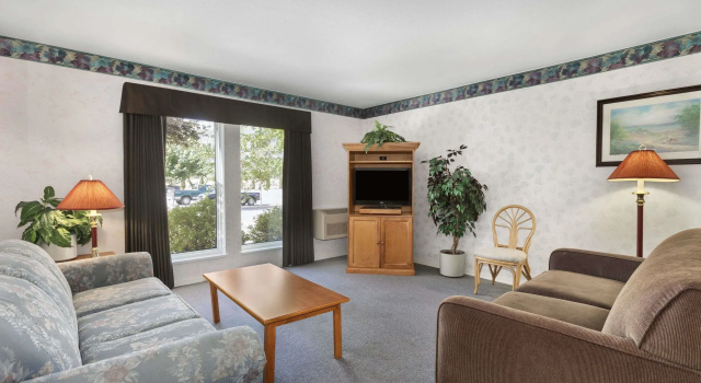 Люкс Super 8 by Wyndham West Kelowna BC