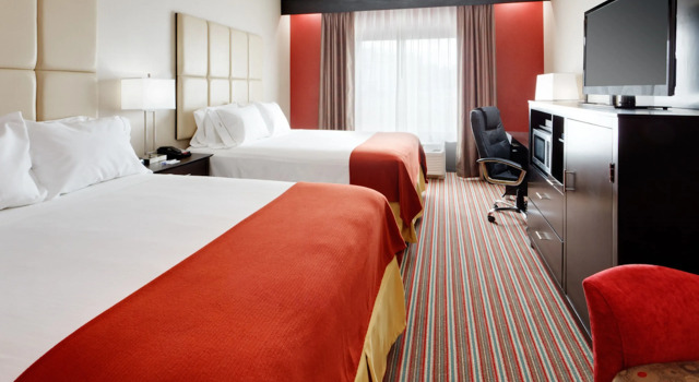 Четырёхместный номер Standard Holiday Inn Express & Suites Northeast by IHG