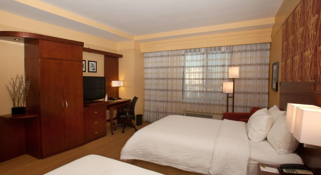 Четырёхместный номер Standard Courtyard by Marriott Lincoln Downtown