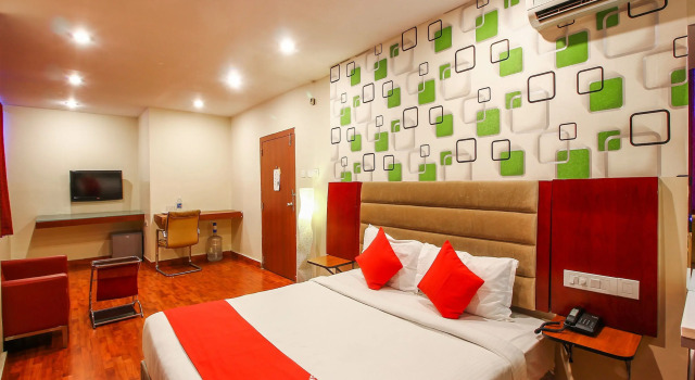Люкс OYO 18592 M Hotel