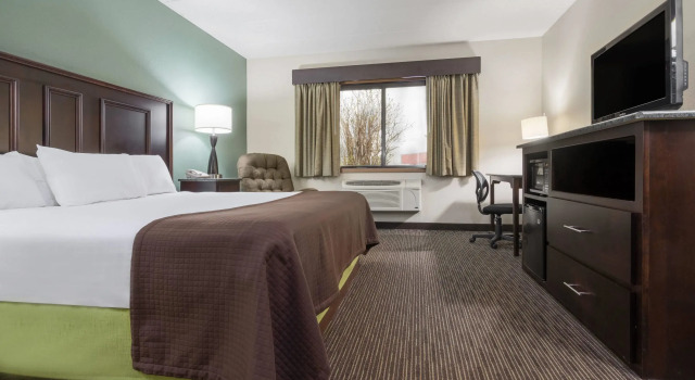 Двухместный номер Standard AmericInn by Wyndham West Salem