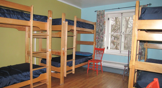Кровать в общем номере Auberge de la Paix