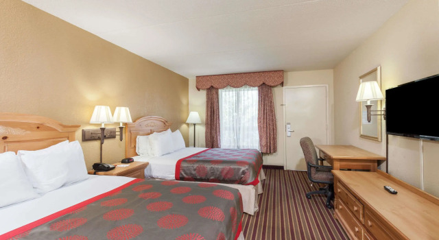 Четырёхместный номер Standard Ramada by Wyndham Lebanon