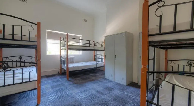 Кровать в общем номере Blue Mountains Backpacker Hostel