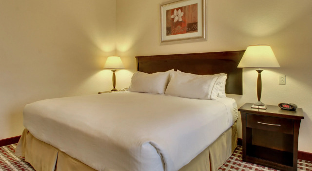 Двухместный номер Standard с балконом Holiday Inn Express & Suites Laurel by IHG
