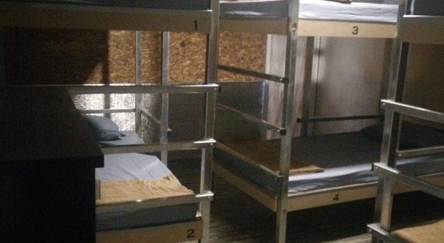 Кровать в общем номере X Kingdom Guest House