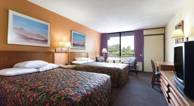 Четырёхместный номер Standard Motel 6 Raleigh, NC   Downtown South
