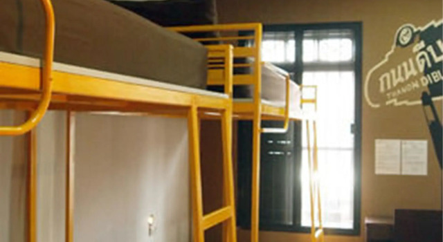 Кровать в общем номере с видом на город Phuket Sunny Hostel
