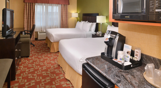 Четырёхместный номер Standard Holiday Inn Express Hotel & Suites El Centro by IHG