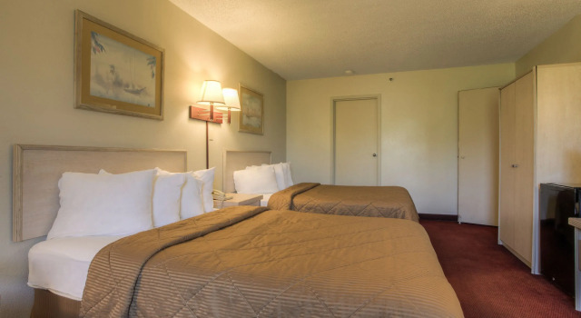 Четырёхместный номер Standard Quality Inn & Suites St Augustine Beach Area