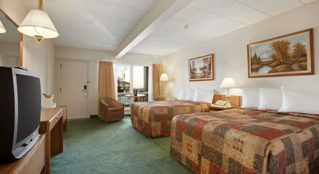 Четырёхместный номер Standard Thriftlodge at the Falls