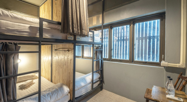 Кровать в общем номере Sloth Hostel Don Mueang