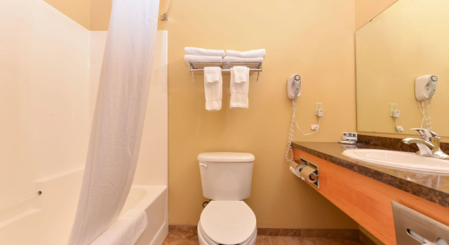 Четырёхместный люкс AmericInn by Wyndham Fargo Medical Center