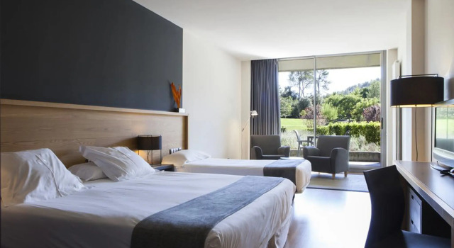Трёхместный номер Standard Hotel Món Sant Benet