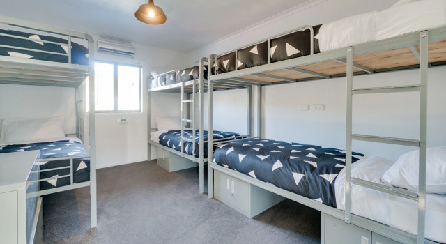 Кровать в общем номере The Innbetween Lodge and Backpackers