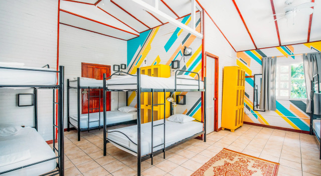 Кровать в общем номере Selina Little Havana Miami