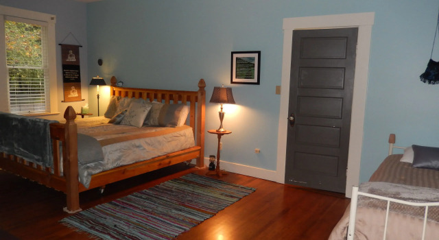 Люкс Comfort с видом на сад Mountain Meadows Inn & Chalet Suites