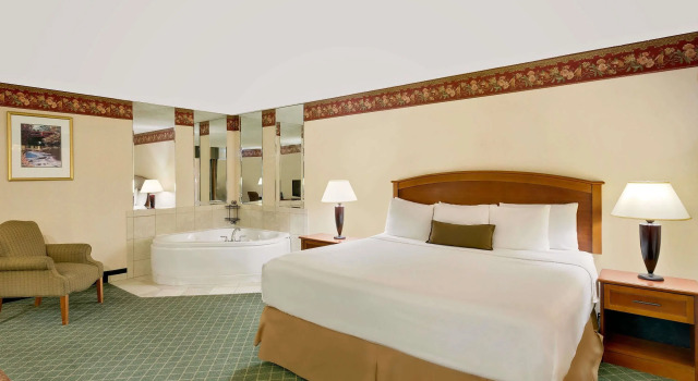 Двухместный люкс c 1 комнатой Ramada Hotel & Conference Center by Wyndham Mitchell
