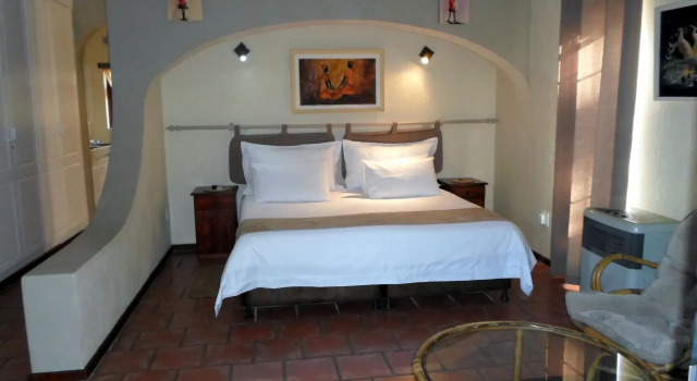 Кровать в общем номере Beachcomber Bay Guest House In South Africa