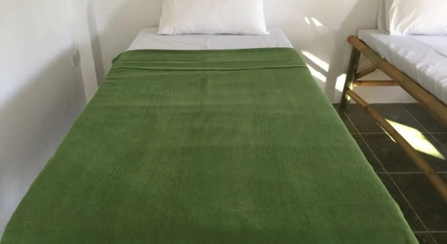 Кровать в общем номере рядом с пляжем Lanta Sabai Hotel & Bungalows