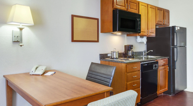 Четырёхместный люкс Candlewood Suites Virginia Beach Town Center by IHG
