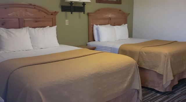 Четырёхместный номер Standard Western Motel Hardin