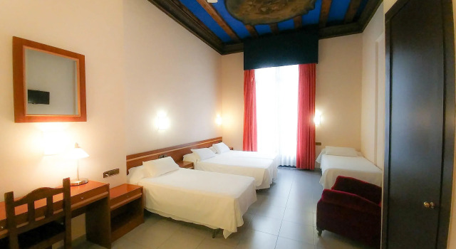 Четырёхместный номер Standard Hotel Jaume I