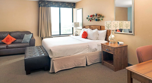 Люкс Ramada Plaza Omaha Hotel