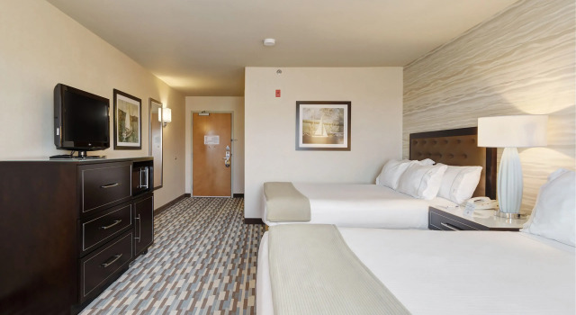 Четырёхместный номер Standard Holiday Inn Express Hotel & Suites Warwick-Providence Airport by IHG