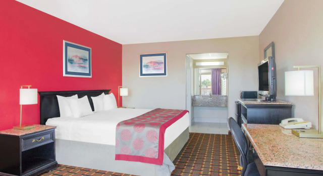 Двухместный номер Ramada Hotel & Conference Center by Wyndham Edgewood