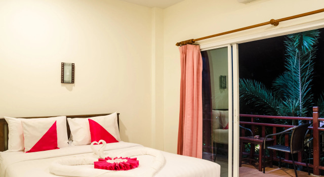 Четырёхместный номер Deluxe с балконом и с красивым видом из окна Lanta Just Come Hotel