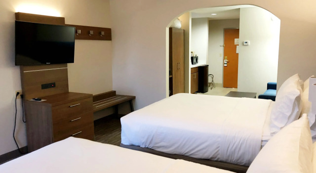 Четырёхместный люкс Holiday Inn Express & Suites Harrison by IHG