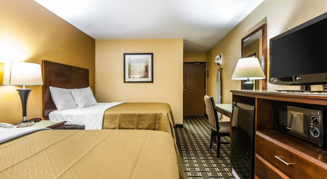 Четырёхместный номер Standard Econo Lodge Cartersville-Emerson Lake Point