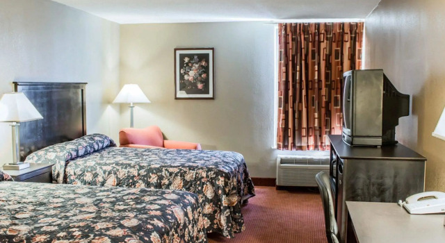 Четырёхместный номер Standard Econo Lodge Burlington I-40