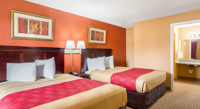 Четырёхместный номер Standard Econo Lodge Jacksonville near Little Rock Air Force Base