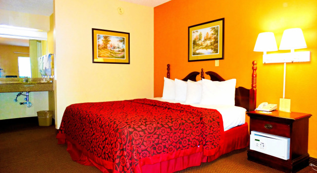 Двухместный номер Standard Days Inn & Suites by Wyndham Savannah Midtown