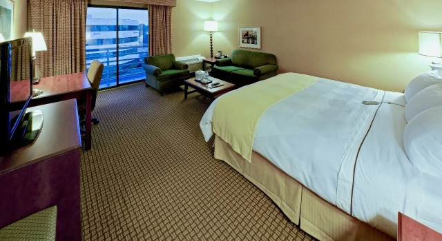 Двухместный номер Standard Отель RL Cleveland Airport West