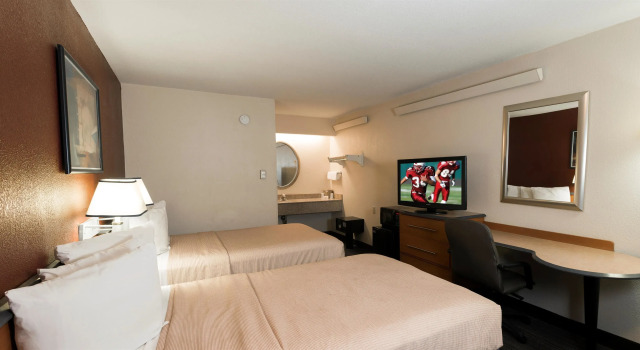 Четырёхместный номер Deluxe Red Roof Inn Parkersburg